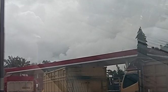 
					Bahan Bakar Minyak (BBM) ilegal dibagikan kepada publik melalui laporan dari warga setempat di Kelurahan Lipat Kain, Kabupaten Kampar, Provinsi Riau