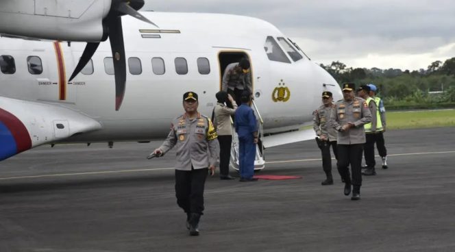 
					Bupati Tapanuli Tengah (Tapteng) Masinton Pasaribu, SH, MH menyambut kunjungan Wakil Kepala Kepolisian Republik Indonesia (Wakapolri) Komjen Pol Prof. Dr. Dedi Prasetyo
