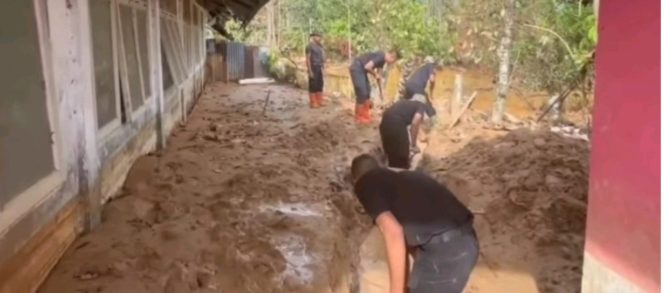 
					personel Satuan Brimob Polda Sumatera Utara melaksanakan kegiatan pembersihan sejumlah sekolah terdampak bencana alam di Kabupaten Tapanuli Tengah
