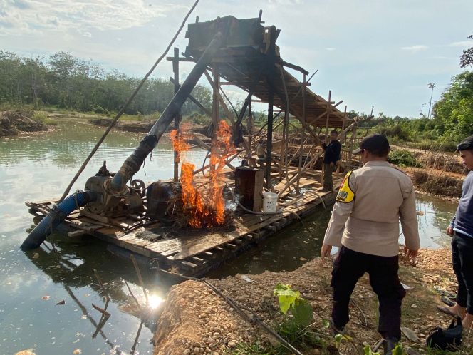 
					Polsek Kuantan Hilir Tertibkan PETI di Kasang Limau Sundai, Tiga Rakit Dimusnahkan