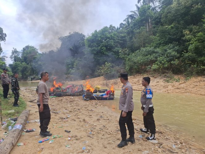 
					Polsek Hulu Kuantan dan Koramil 08 Kuantan Mudik Tertibkan Aktivitas PETI di Tanjung Medang