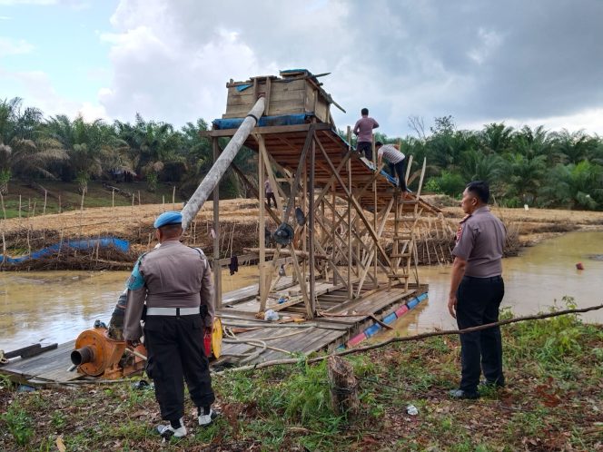 
					Polsek Pangean Tertibkan PETI di Tanah Bekali, Satu Unit Rakit Dimusnahkan