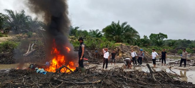 
					Polsek Benai Tindak Tegas PETI di Danau Rawang Udang, Lima Rakit Stinkai Dimusnahkan