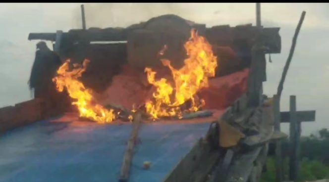 
					Polsek Kuantan Tengah Tindak Tegas Aktivitas PETI di Sentajo Raya, Enam Rakit Dimusnahkan