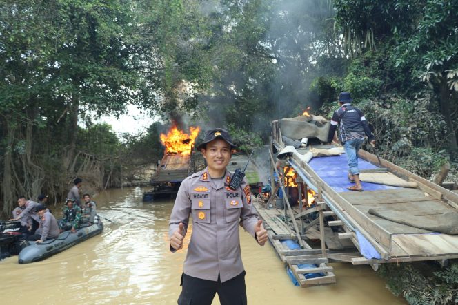 
					*145 Rakit PETI Dimusnahkan oleh Personil Gabungan TNI-POLRI, Sat Pol PP, Damkar, BPBD dan Instansi Terkait, di Sepanjang Sungai Kuantan.*