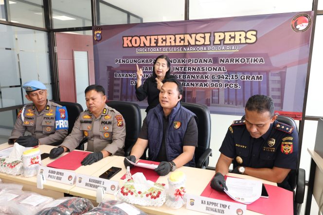 
					Selamatkan 35 Ribu Jiwa, Polda Riau Gagalkan Peredaran 6,94 Kg Sabu dan 969 Cartridge Etomidate Senilai Rp9,8 Miliar