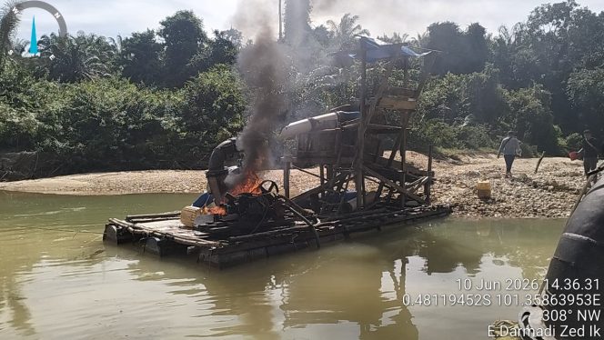 
					Polsek Singingi Tertibkan Aktivitas PETI di Desa Logas, Dua Rakit Dimusnahkan