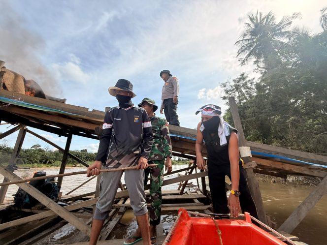 
					Polsek Cerenti Tertibkan 13 Rakit PETI di Sepanjang Aliran Sungai Batang Kuantan